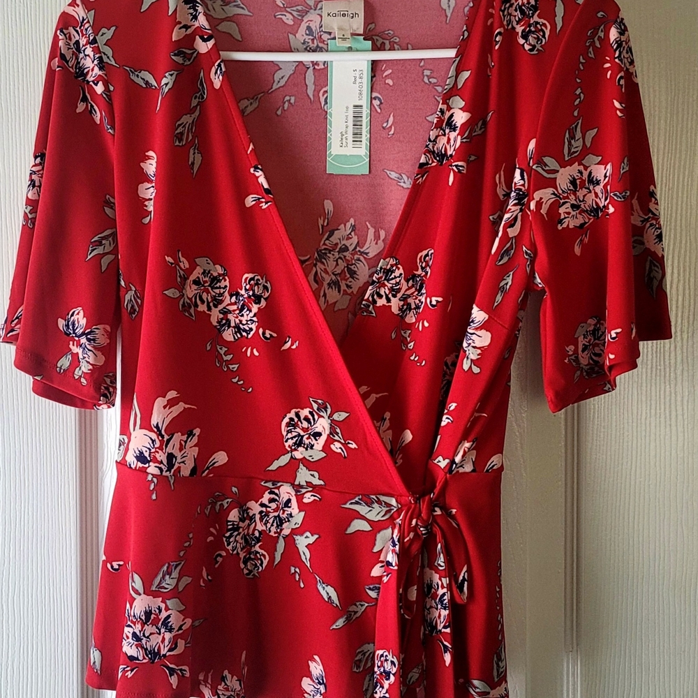 NWT Kaleigh Surah Wrap Knit Blouse from
Stitch Fix. Short sleeve wrap top.